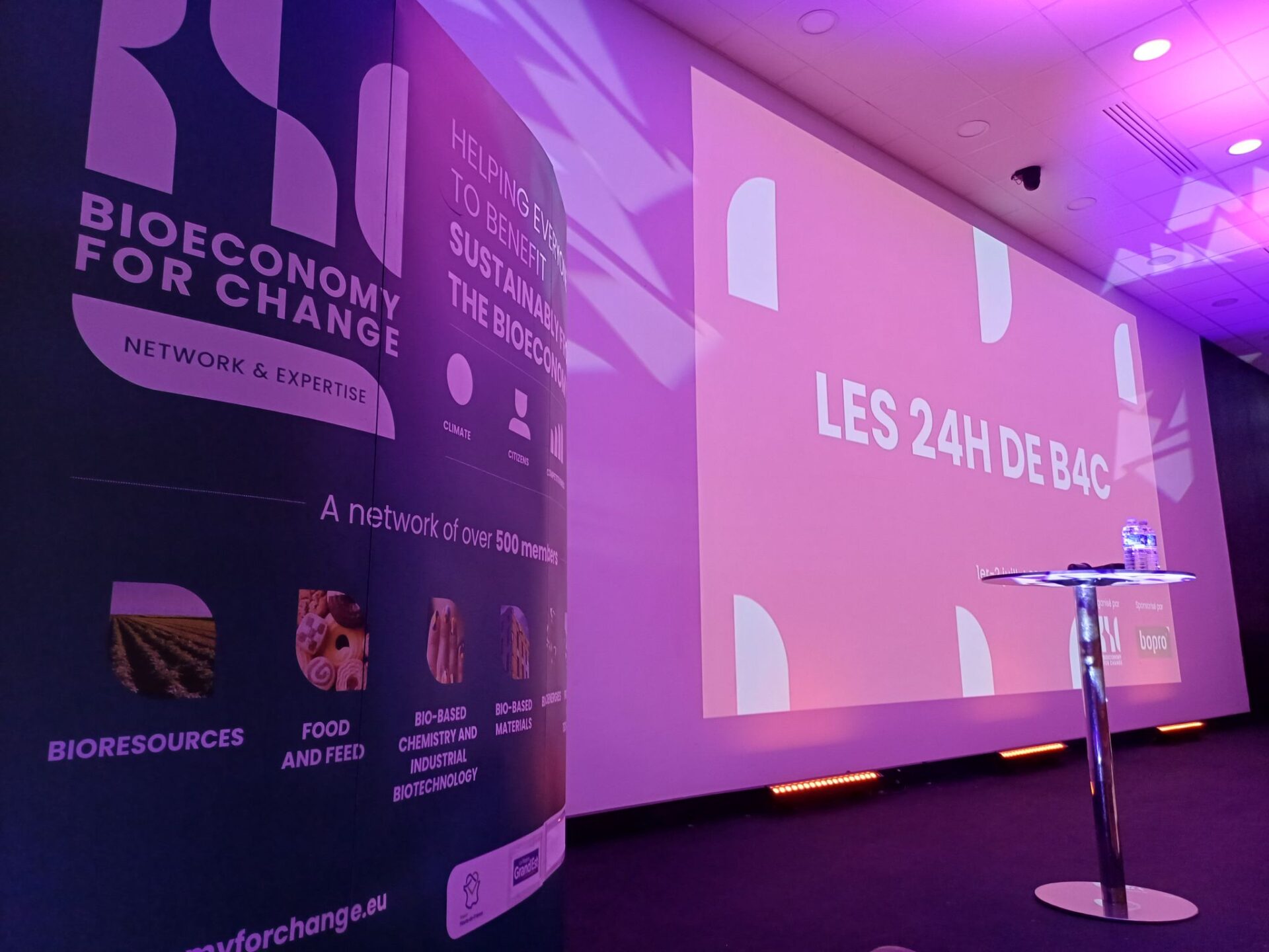 Scène et signalétique des 24h de B4C 2026